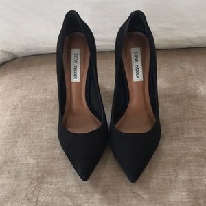 Steve Madden pointed toward black pumps 8.5